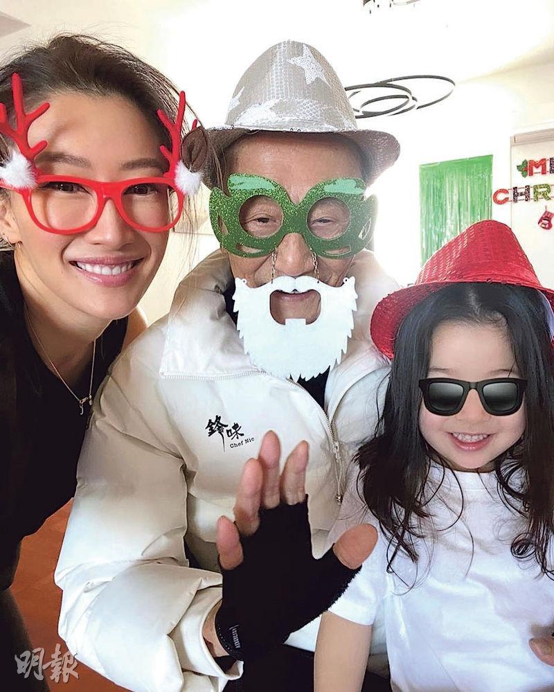 謝婷婷（左起）、謝賢與Sara三代同堂歡度聖誕節。（網上圖片）