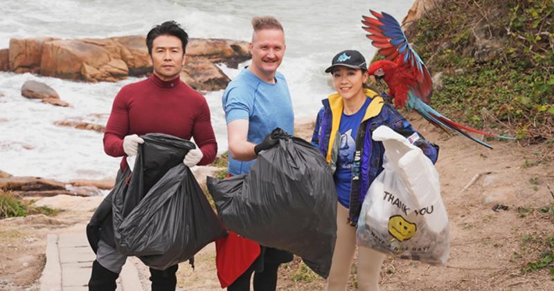 （左起）唐文龍、布偉傑與郭秀雲在石澳執了６小時垃圾「大豐收」。（大會提供）