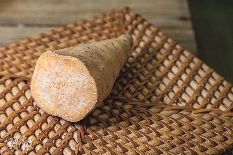 印尼火山番薯——黃皮黃肉，少許粉糯，有如蜜糖般清甜。（林靄怡攝）