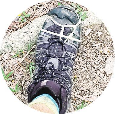 索帶結環——一條索帶未必能穩固鞋底，阿草會視乎鞋底脫落程度將索帶結成不同形狀。（受訪者提供）