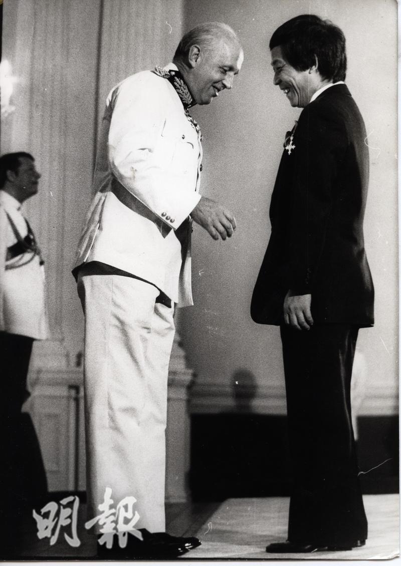 顧嘉煇1982年獲頒授大英帝國勳章，表揚他為香港流行音樂作出的貢獻。（資料圖片）