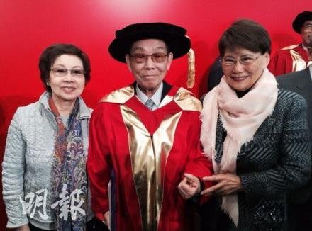 2014年，顧嘉煇獲香港中文大學頒發榮譽社會學博士，胞姊顧媚（左）及方逸華（右）專程來觀禮。（資料圖片）