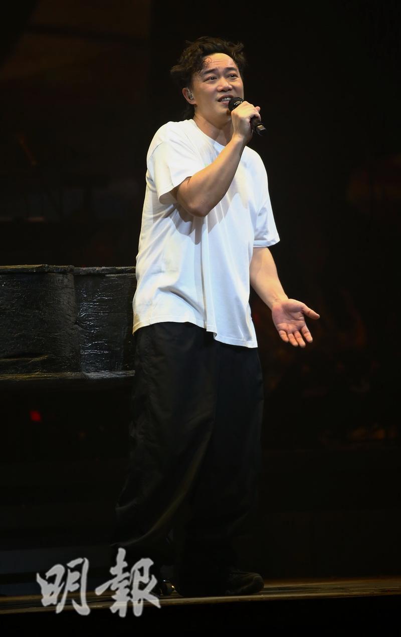 陳奕迅前晚在演唱會上強調「唔會唱夜啲」。（大會提供）