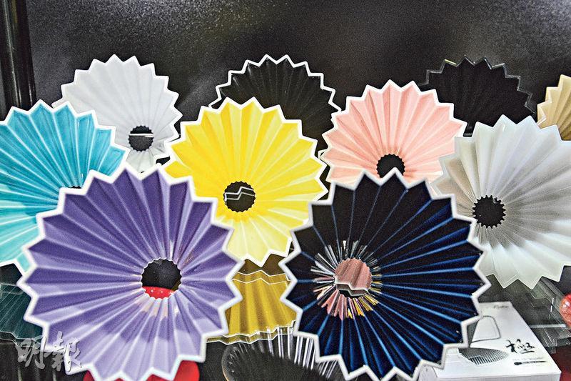 美麗如花--Origami摺紙濾杯顏色多達17種。（陶瓷$220、樹脂膠$120，ELF Coffee）（賴俊傑攝）