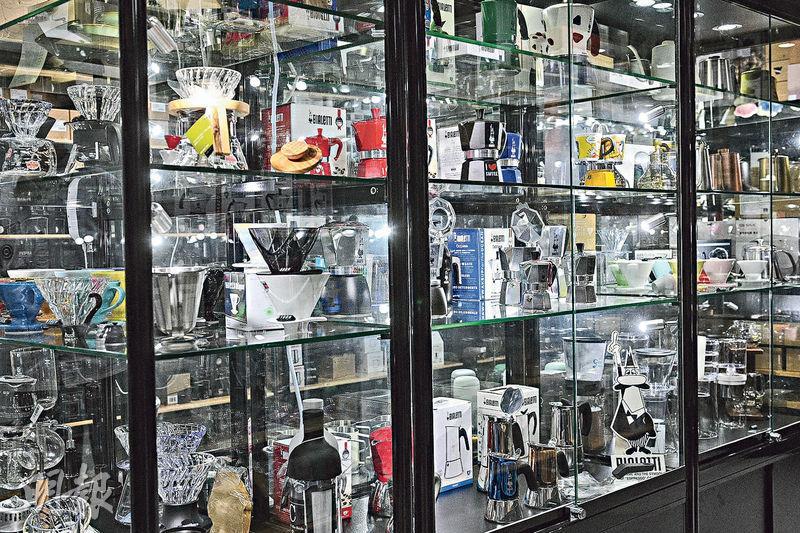 產品繁多--ELF Coffee何文田分店將各類產品陳設於玻璃櫃展示。（賴俊傑攝）