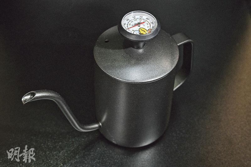 細口壺嘴--台灣Coffeetail手冲壺細口壺嘴，控水容易，壺蓋可與溫度計合體。（600毫升手冲壺$280、咖啡專用溫度計$70，ELF Coffee）（賴俊傑攝）