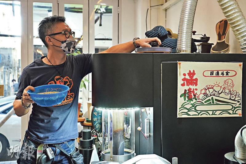 咖啡事多老闆Edwin說這台烘豆機由開業沿用至今，機身的玻璃烘焙室內，咖啡豆跳動翻滾，香氣爆發。 （黃志東攝）