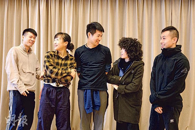 表演團隊--《鳴》由盤彥燊（中）編舞，並由4名舞者陳俊瑋（左一）、張芷君（左二）、邱加希（右二）及盧敬燊（右一）演出。（賴俊傑攝）