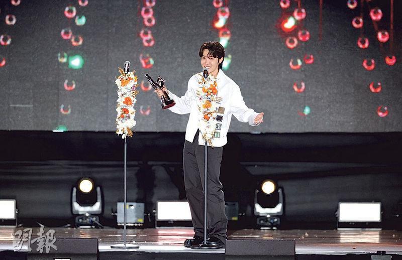 BTS拿下大獎，J-Hope代表隊友領獎，他個人亦獲泰國粉絲投選的人氣獎。
