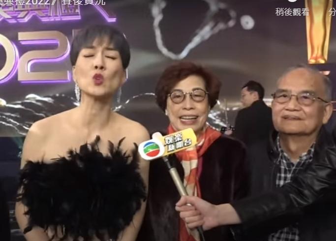 江美儀隔空向鮑姐送飛吻。（TVB娛樂新聞台fb影片截圖）