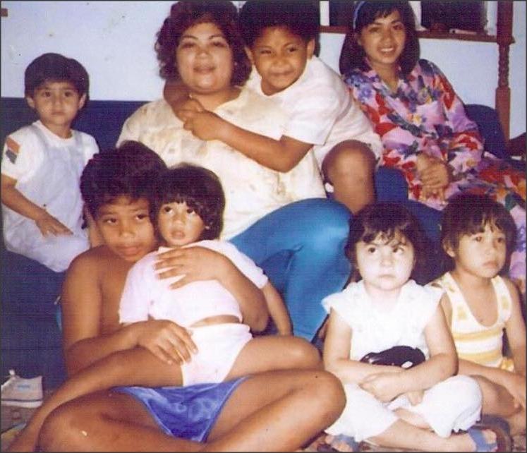 肥姐跟6子女與她的胞妹合照。（資料圖片）