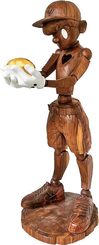 BEN3VOLENT--創作年份：2022年，規格：木材、油漆、不鏽鋼（152×69×35.6厘米），特色：這體積巨大的木像男孩，比平面的造型更有真實感和臨場感（拍賣行提供）