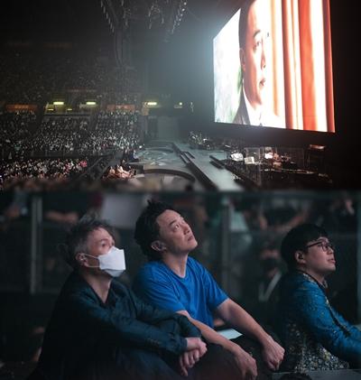 陳奕迅和全場觀眾一同收看新歌《盲婚啞嫁》微電影。（大會提供）