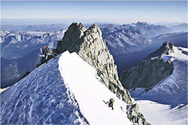 白朗峰——攀岳專家Simon Messner戴上Montblanc 1858 Geosphere 0 Oxygen限量版腕表攀登白朗峰。（品牌提供）