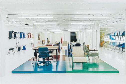 經典作品——Vitra於Shoreditch開設新陳列室，展出一系列Jean Prouvé經典作品，以其簽名式藍綠色貫穿展品，亦展出1955年生產的原裝Standard Chair。（Taran Wilkhu攝）