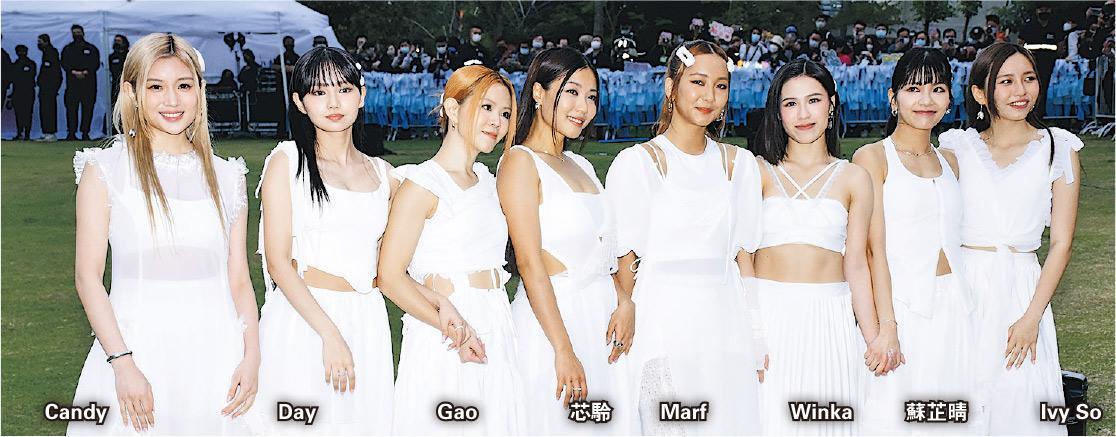 COLLAR全員穿上白色裝束，在西九龍文化區舉行新歌發布會。（攝影：鍾偉茵）