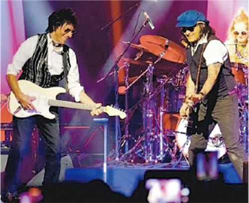 Jeff Beck（左）與尊尼狄普（右）很老友，去年後者的誹謗官司審結前，已跟Jeff舉行巡迴音樂會。