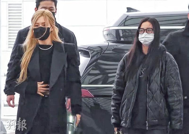 Rose（左）與Jisoo昨日一起由首爾仁川機場出發來港。（網上圖片）