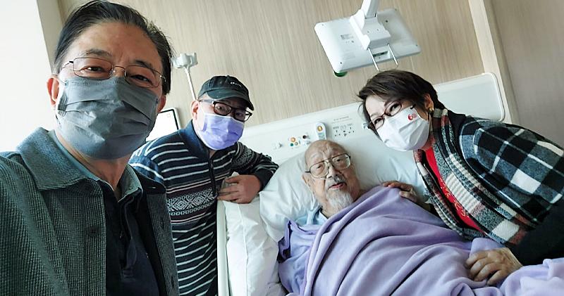 車淑梅與丈夫張文新上周一（1月2日）曾到醫院探望Uncle Ray，Uncle Ray的契仔Andy也在場。（車淑梅fb圖片）