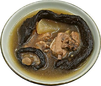 家常湯品--老菜脯雞湯在台灣幾乎家家戶戶都會煮。這是3年陳的老菜脯，甘香豐郁，入口化綿，後韻很長。做家常湯品，3年陳已非常足夠。（陳卓君攝）