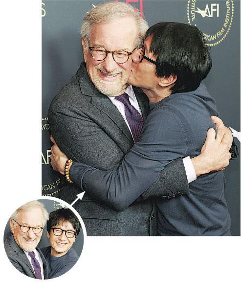 關繼威（右）跟史匹堡（左）沒見面3日，前天在AFI頒獎禮甫碰頭立即擁抱獻吻。（路透社）