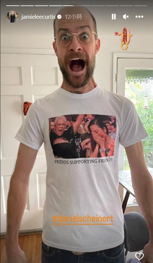 《奇異女俠玩救宇宙》導演丹尼爾施奈特也穿著珍美李寇蒂斯炮製的T恤。（視頻截圖）