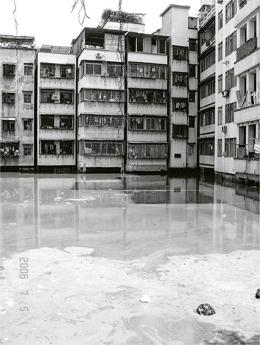 蕭教授在華南城鄉之間行走多年，見證着這區域40年來的變遷。圖為她2000年後於廣州城中村內拍攝的照片，「握手樓」插滿池塘邊，生活污水也帶來嚴重污染。（受訪者提供）