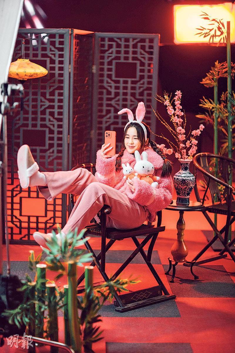 姚焯菲化身可愛兔女郎拍廣告。