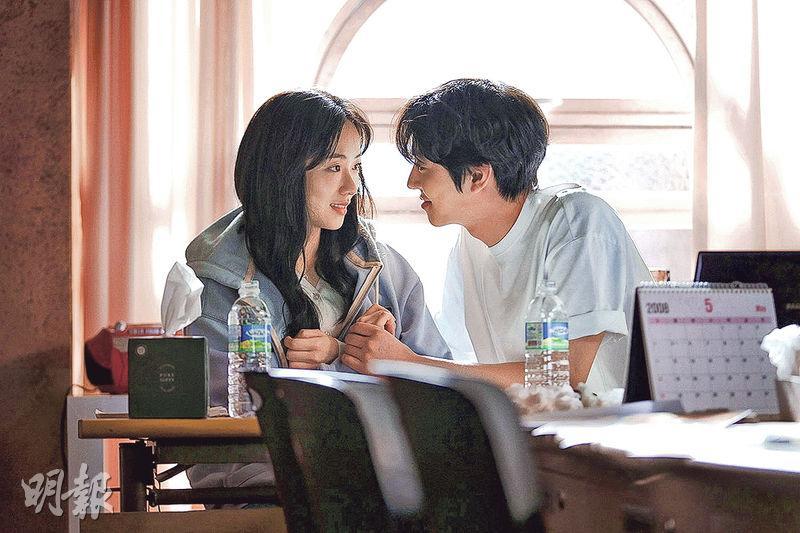 全汝彬（左）與安孝燮（右）合演韓版《想見你》的《走進你的時間》，劇照充滿甜蜜氣氛。