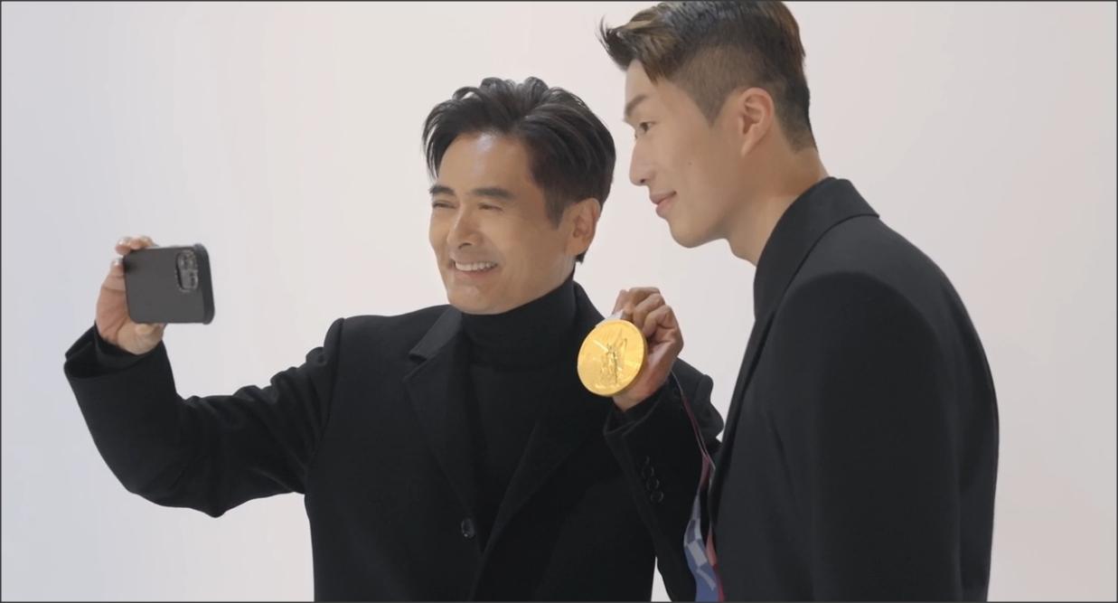 發哥跟張家朗與他的奧運金牌合照。（視頻截圖）