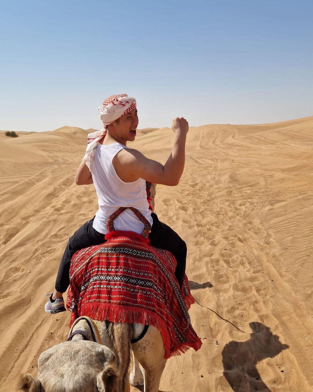 周柏豪去年10月貼出遊杜拜騎駱駝照片。（Ig圖片）