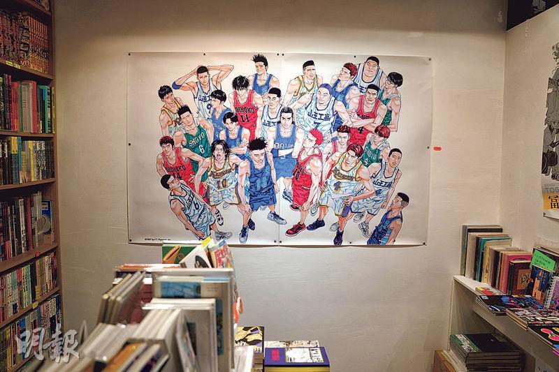 1997年海報——在Karman的漫畫店內，貼有兩張1997年推出的《入樽》海報，繪上湘北5名正選球員和他們曾交手的勁敵，《入樽》迷認得多少個？（楊柏賢攝）