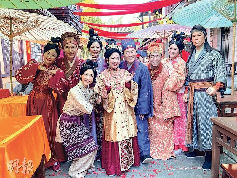 薛家燕（中）在《黃金萬両》飾演萬家拉麵店話事人「萬紫千紅」，跟一眾演員齊齊放笑彈。