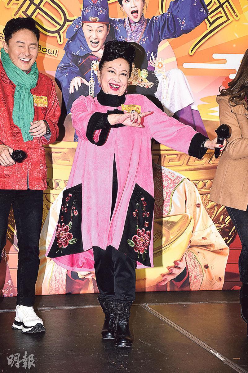 薛家燕出席賀歲劇《黃金萬両》宣傳活動，除跟觀眾玩遊戲，還獻唱跳十字步。（攝影：鍾偉茵）
