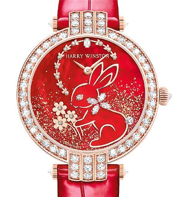 玉兔採花--Harry Winston Premier Chinese New Year Automatic 36mm腕表以18K玫瑰金製成，鑲嵌了57顆明亮式切工鑽石。（品牌提供）