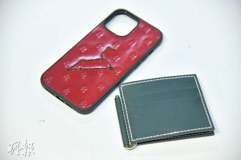 The Lederer不時推出自家設計產品，例如最新的12星座皮革iPhone保護殼（左，$248）及4卡彈片口金錢夾（右，$449）。（黃志東攝）