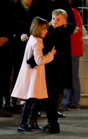 2023年1月26日，加萊列拉小公主和雅克小王子出席活動時相擁，場面有愛。（法新社）