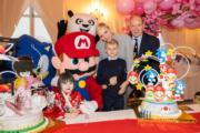 2022年12月11日，Palais Princier de Monaco facebook發布摩納哥阿爾貝二世親王和王妃維特斯托克，以及加萊列拉小公主（Princess Gabriella）及雅克小王子（Prince Jacques）的照片。（Palais Princier de Monaco facebook圖片）