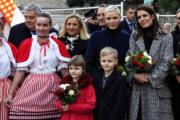 2022年12月2日，摩納哥王妃維特斯托克（後排右二）與一對龍鳳胎（前排）出席活動。（法新社）