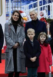 2022年12月2日，摩納哥王妃維特斯托克（後排右）與一對龍鳳胎（前排）（法新社）
