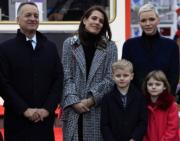 2022年12月2日，摩納哥王妃維特斯托克（後排右）與一對龍鳳胎（前排）（法新社）