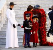 2022年11月19日是摩納哥國慶日，摩納哥王妃維特斯托克（前排左）與一對龍鳳胎（前排）出席慶典。（法新社）