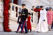2022年11月19日是摩納哥國慶日，摩納哥阿爾貝二世親王（左二）、王妃維特斯托克（右二）與一對龍鳳胎出席慶典。（法新社）