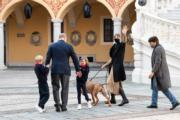 2021年11月8日，摩納哥王妃維特斯托克（右二）回到摩納哥與阿爾貝二世親王（左二），以及一對龍鳳胎加萊列拉小公主（左三）和雅克小王子（左）團聚。（Palais Princier de Monaco facebook圖片）