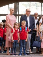 2022年9月5日，摩納哥Gabriella小公主和Jacques小王子開學，摩納哥元首阿爾貝二世親王與王妃維特斯托克陪同左右。（Palais Princier de Monaco facebook圖片）