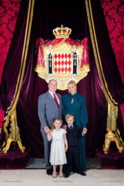  2019年12月1日，摩納哥阿爾貝二世親王（後排左）、王妃維特斯托克（後排左右）與一對龍鳳胎（前排）最新的官方照片。（Palais Princier de Monaco facebook圖片）