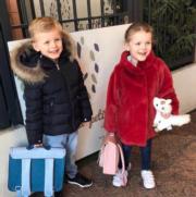 2019年1月7日，維特斯托克在Instagram分享4歲龍鳳胎加萊列拉小公主（右）及雅克小王子（左）開學的照片。（HSH Princess Charlene Instagram圖片）