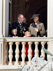 摩納哥王妃維特斯托克（後排右）、阿爾貝二世親王（後排左）與一對龍鳳胎（前排）（Prince's Palace of Monaco facebook圖片）
