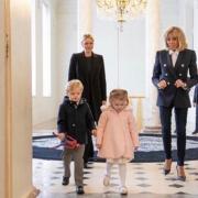 摩納哥王妃維特斯托克（後排左）與龍鳳胎子女（前排）到訪法國巴黎，與法國第一夫人布麗吉特（後排右）見面。（HSH Princess Charlene Instagram圖片）