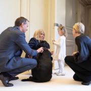 摩納哥王妃維特斯托克（右一）與加萊列拉小公主（右二）在法國巴黎與法國第一夫人布麗吉特（右三）見面。（HSH Princess Charlene Instagram圖片）